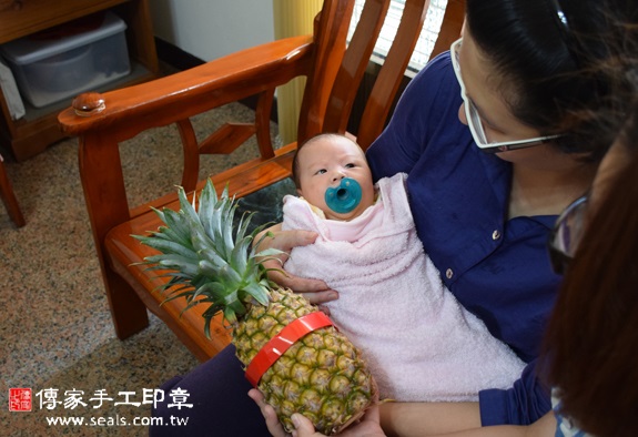 張寶寶(台中南屯區到府嬰兒寶寶滿月剃頭理髮、免費到府嬰兒剃胎毛儀式吉祥話)。到府剃頭剃胎毛主持、專業拍照、DVD光碟、證書。★購買「臍帶章、肚臍章、胎毛筆刷印章」贈送：剃頭、收涎、抓周，三選一。2015.11.03 照片13